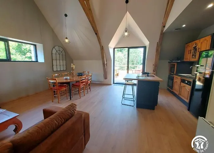 Prázdninový dům Le Logis Des Vallees, 6/7 Pers Avec Piscine Et Sauna Ambrieres Les Vallees