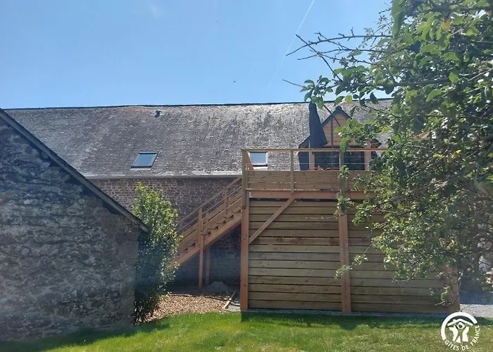 Prázdninový dům Le Logis Des Vallees, 6/7 Pers Avec Piscine Et Sauna Ambrieres Les Vallees