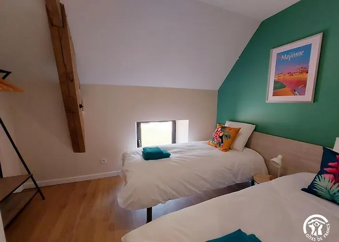 Prázdninový dům Le Logis Des Vallees, 6/7 Pers Avec Piscine Et Sauna Ambrieres Les Vallees