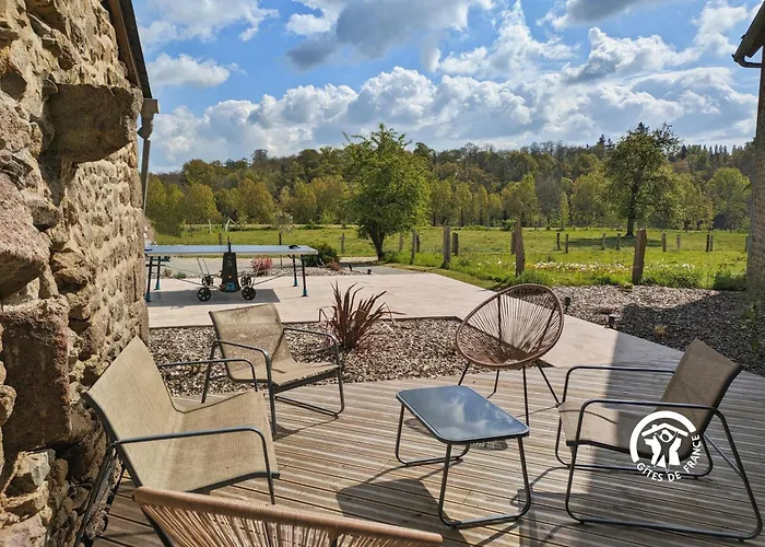 Prázdninový dům Le Logis Des Vallees, 6/7 Pers Avec Piscine Et Sauna Ambrieres Les Vallees